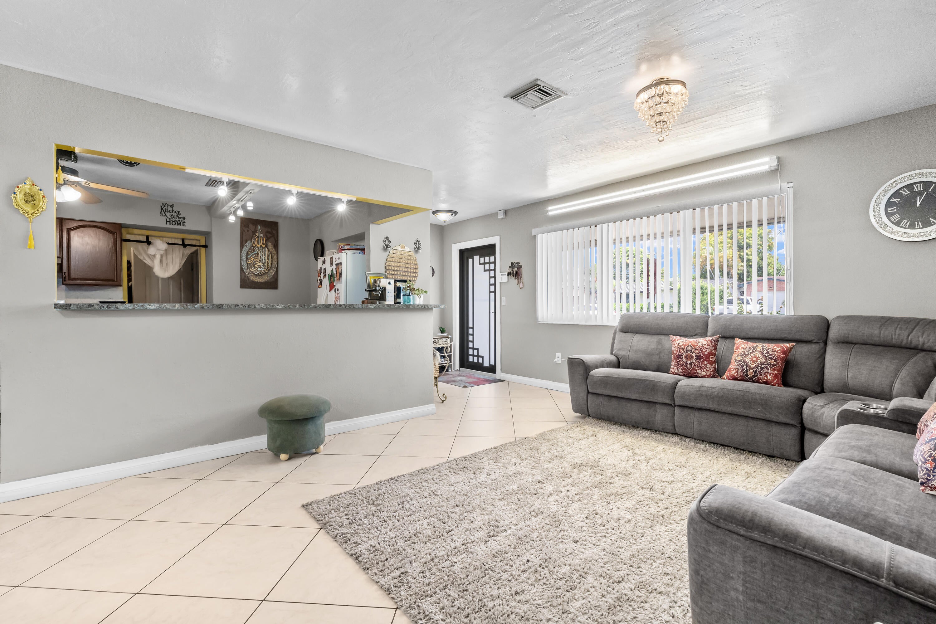 8460 NW 15TH Street, Pembroke Pines, FL, 33024/$724,000 4 8460 NW 15TH Street