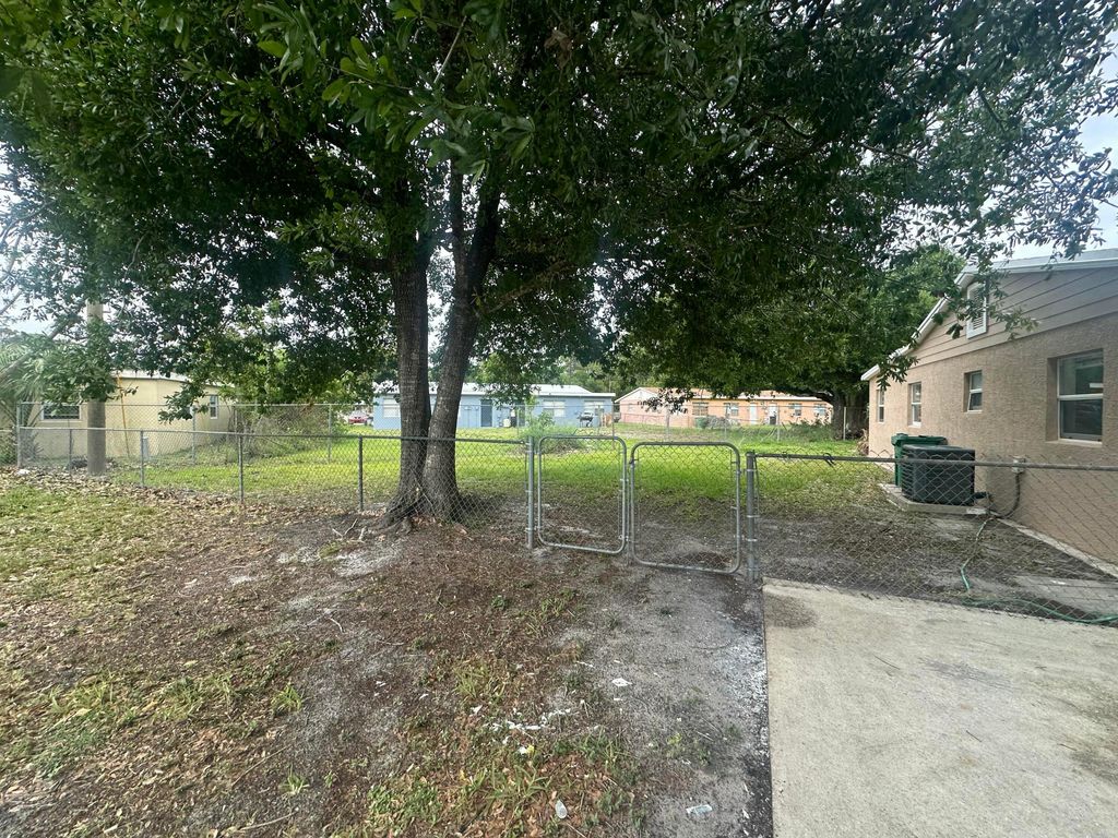Photo of 6602 Palomar Parkway #B, Fort Pierce, FL 34951 (MLS # B26012763)
