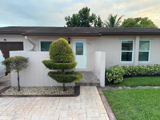 The listing describes a beautifully renovated 3-bedroom, 2-bathroom home, showcasing modern finishes, updated bathrooms, and fresh paint throughout. The open floor plan ensures a smooth flow between the living spaces, creating an inviting atmosphere for both daily living and entertaining. Outside, you’ll find a generous yard perfect for outdoor gatherings and relaxation. Located in a highly desirable area, this property offers easy access to local amenities, schools, and parks. Its combination of stylish updates, practical features, and a move-in-ready condition makes it an ideal choice for anyone looking for comfort and modern living. Don’t miss the chance to make this beautiful home your own!