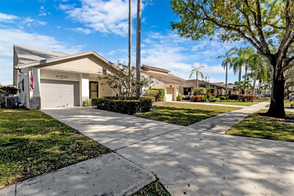 Photo of 4928 S Boxwood Circle, Boynton Beach, FL 33436 (MLS # F10550758)