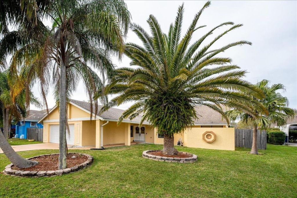 Photo of 2537 SE Victory Avenue, Port Saint Lucie, FL 34952 (MLS # R10957289)