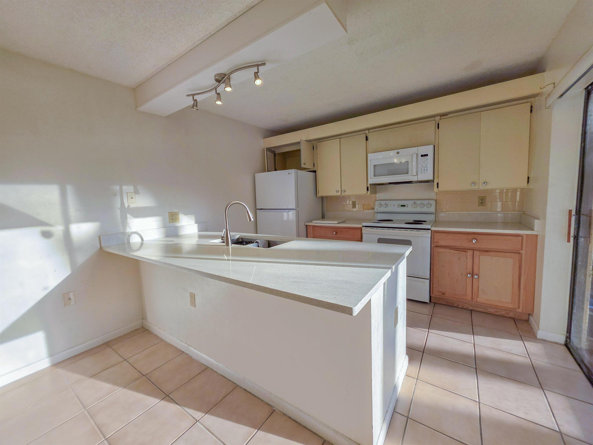 WATERSIDE LUXURY TOWNHOME - Residential Lease