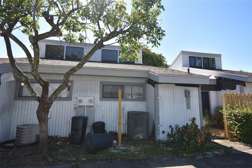 Centrally located condo unit in heart of Plantation, one story unit with neutral colors throughout, upgraded kitchen with newer appliances.