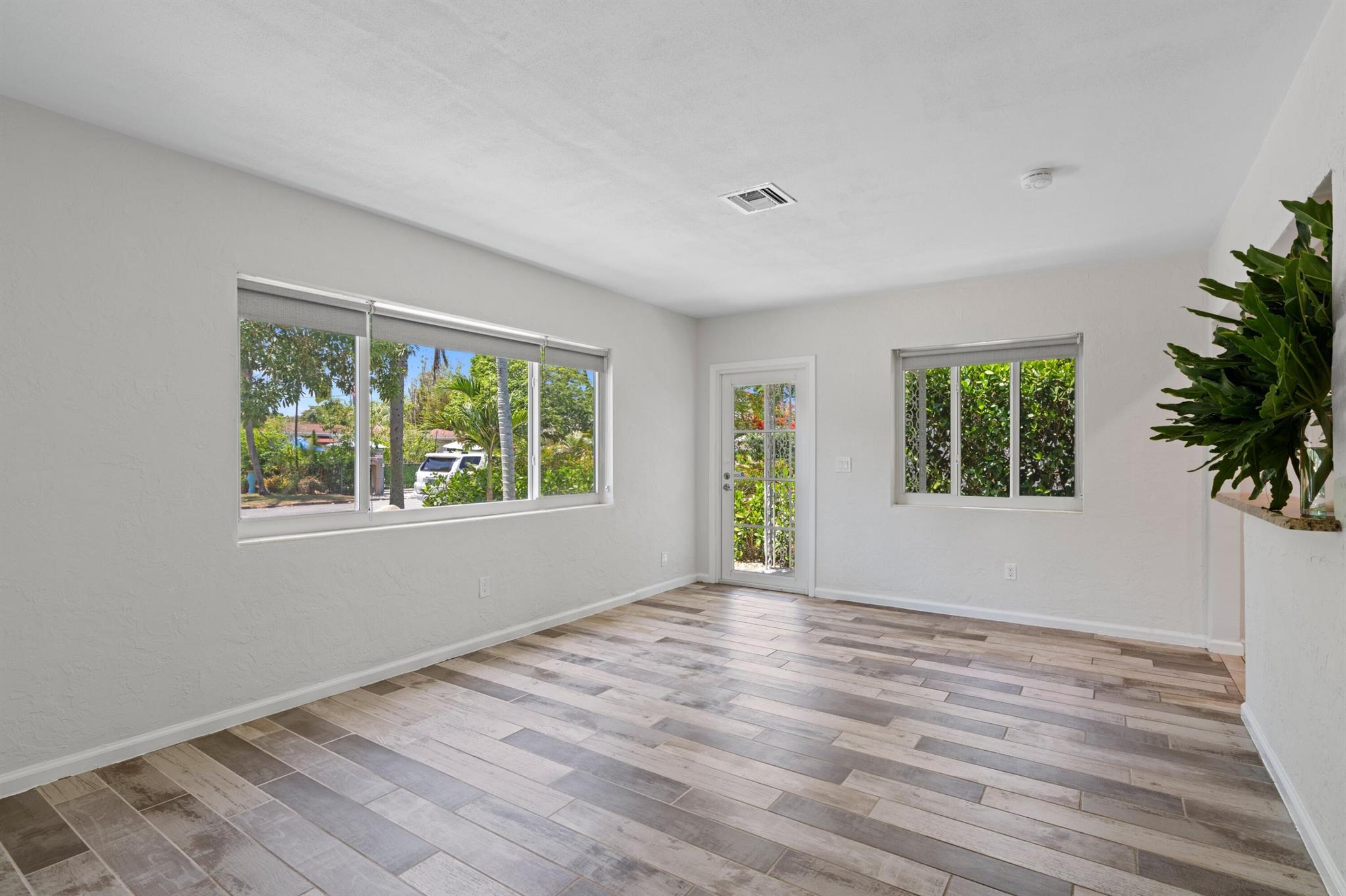 1120 N Palmway