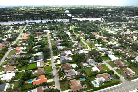 A home in Lake Clarke Shores