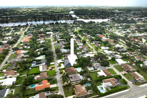 A home in Lake Clarke Shores