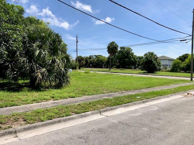 Ready to build lot for single family home use.. Owner also has plans to build a 3-container home on the property which can be given to the new buyer.. This property can be sold as a package deal with 2 other lots the owner has for sale - 910 4th Street & 0 Carver Avenue.