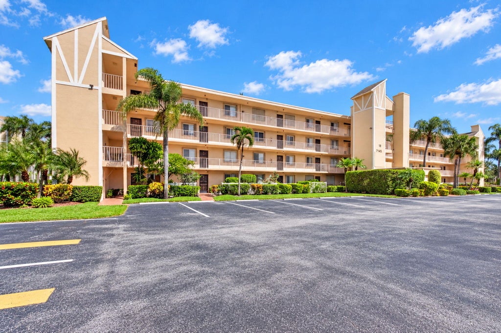 Photo of 7145 HUNTINGTON Lane #408, Delray Beach, FL 33446 (MLS # B26091511)