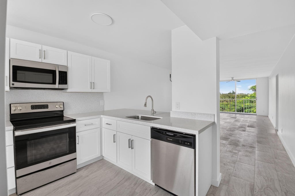 Photo of 7145 HUNTINGTON Lane #408, Delray Beach, FL 33446 (MLS # B26091511)