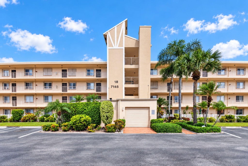 Photo of 7145 HUNTINGTON Lane #408, Delray Beach, FL 33446 (MLS # B26091511)