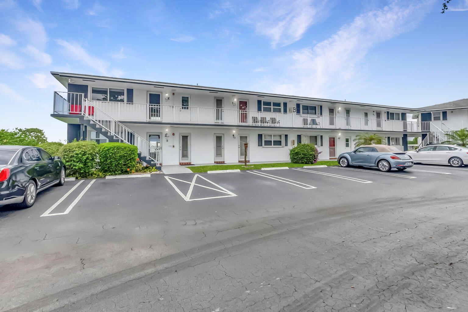 View photos, virtual tours, details... 1112 Lake Terrace 202