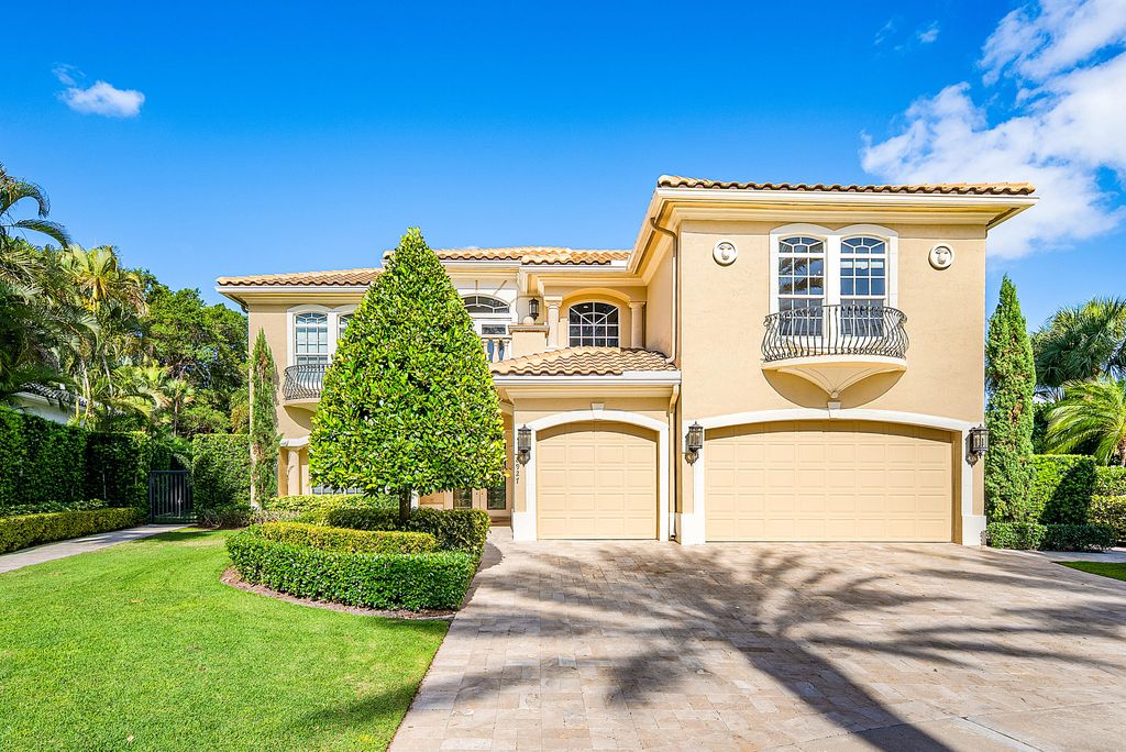 Photo of 8927 Oakland Hills Drive, Delray Beach, FL 33446 (MLS # B26017477)
