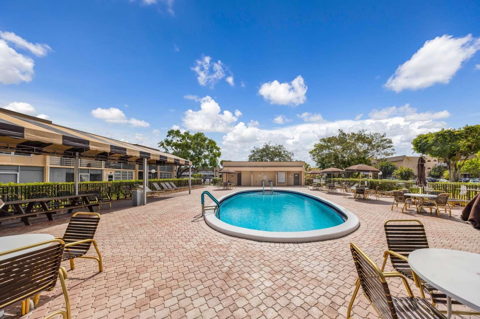 SUNRISE LAKES - Residential