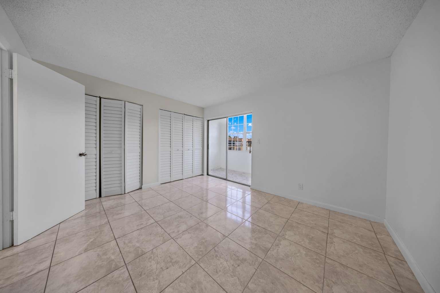 SUNRISE LAKES - Residential