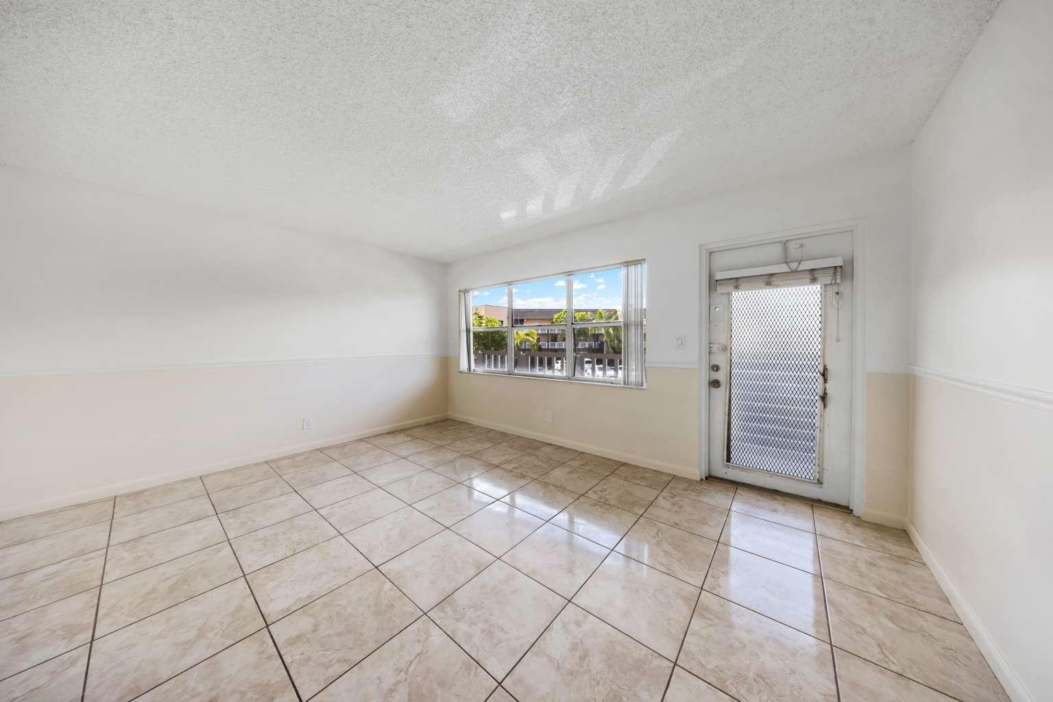 SUNRISE LAKES - Residential