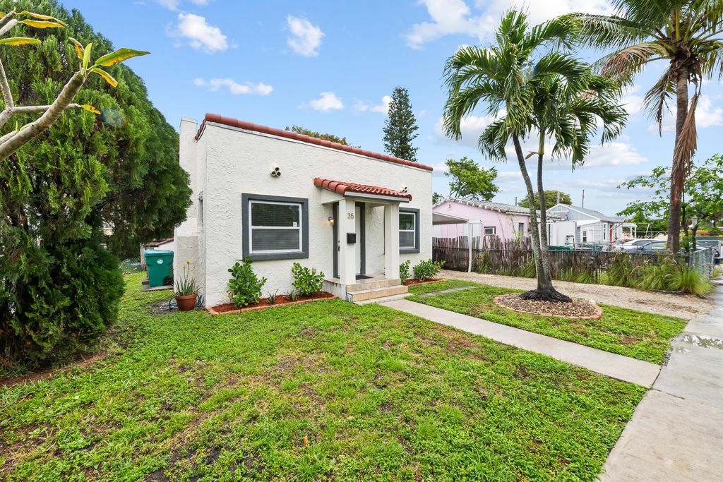 Photo of 35 SE 12th Street, Dania Beach, FL 33004 (MLS # B26005368)