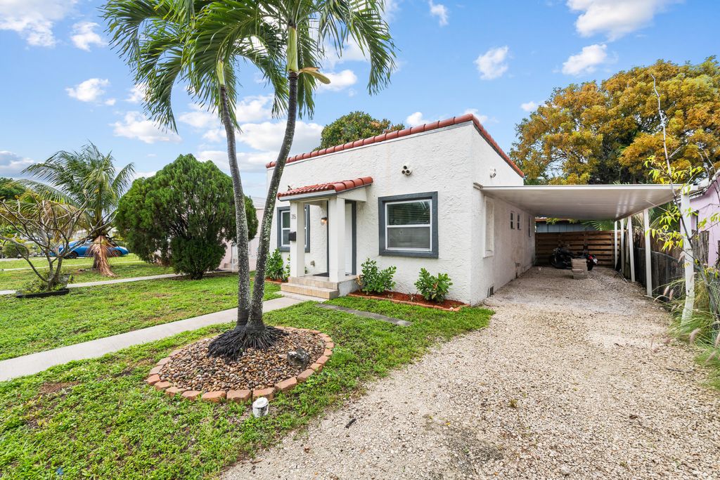 Photo of 35 SE 12th Street, Dania Beach, FL 33004 (MLS # B26005368)