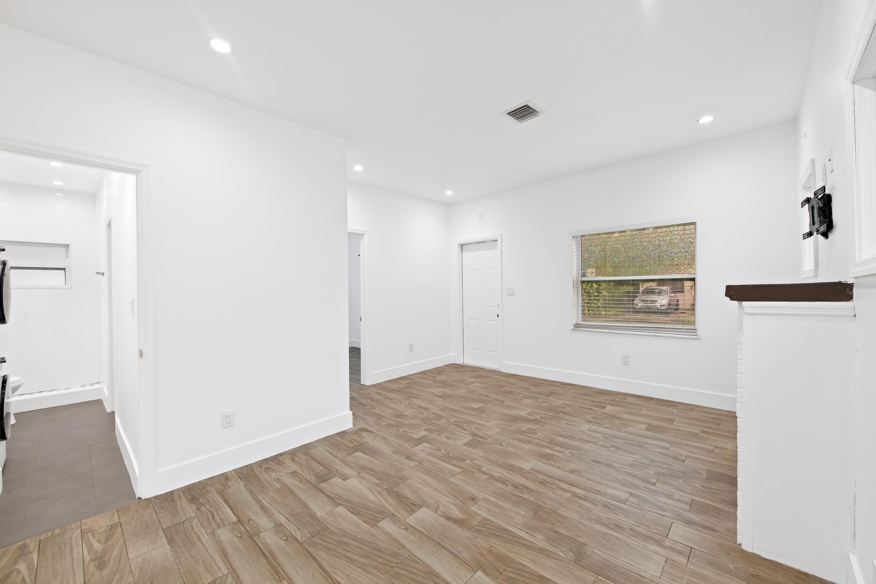 ST JAMES PARK DELMAR - Residential Lease