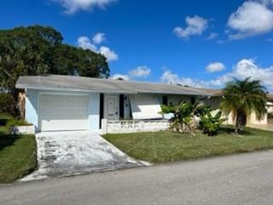 SINGLE FAMILY HOME IN MAINLANDS OF TAMARAC LAKES READY FOR NEW OWNERS TO MAKE THEIR OWN!