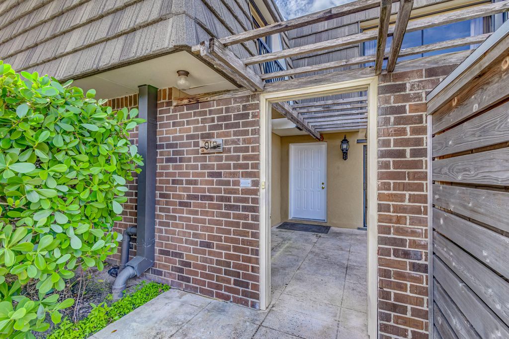 Photo of 918 9th Terrace, Palm Beach Gardens, FL 33418 (MLS # R10954532)