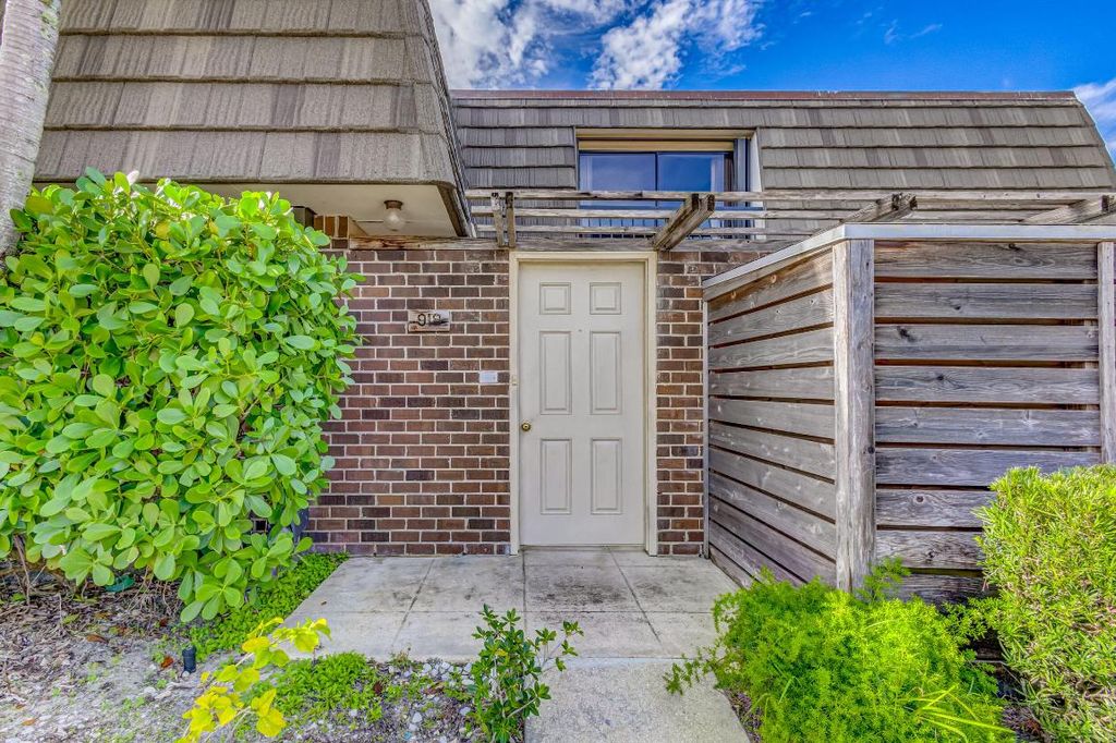 Photo of 918 9th Terrace, Palm Beach Gardens, FL 33418 (MLS # R10954532)