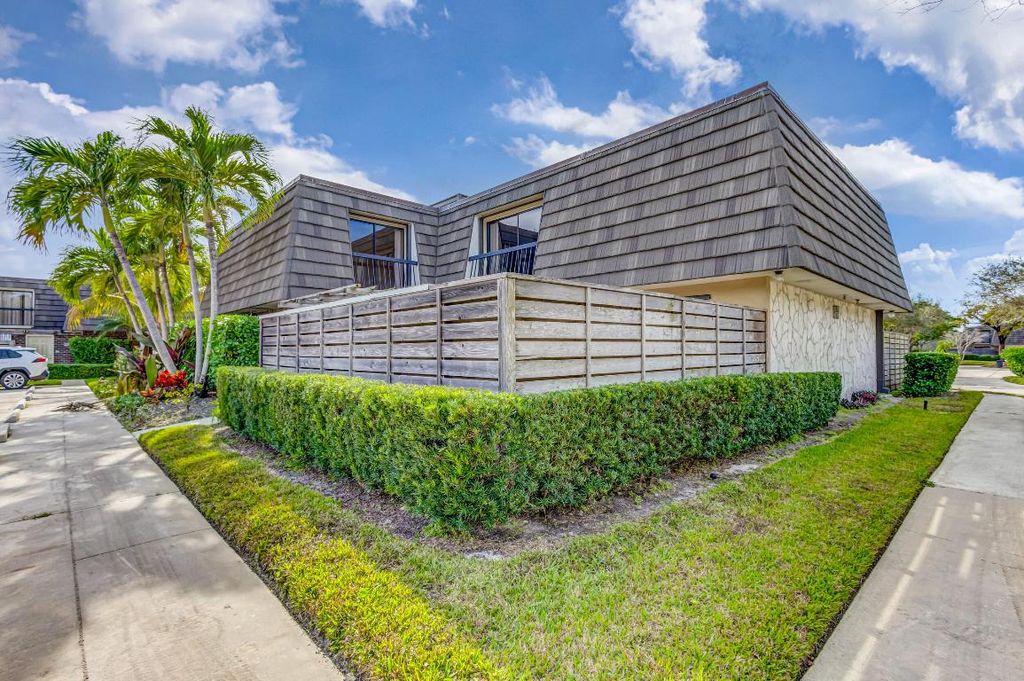 Photo of 918 9th Terrace, Palm Beach Gardens, FL 33418 (MLS # R10954532)