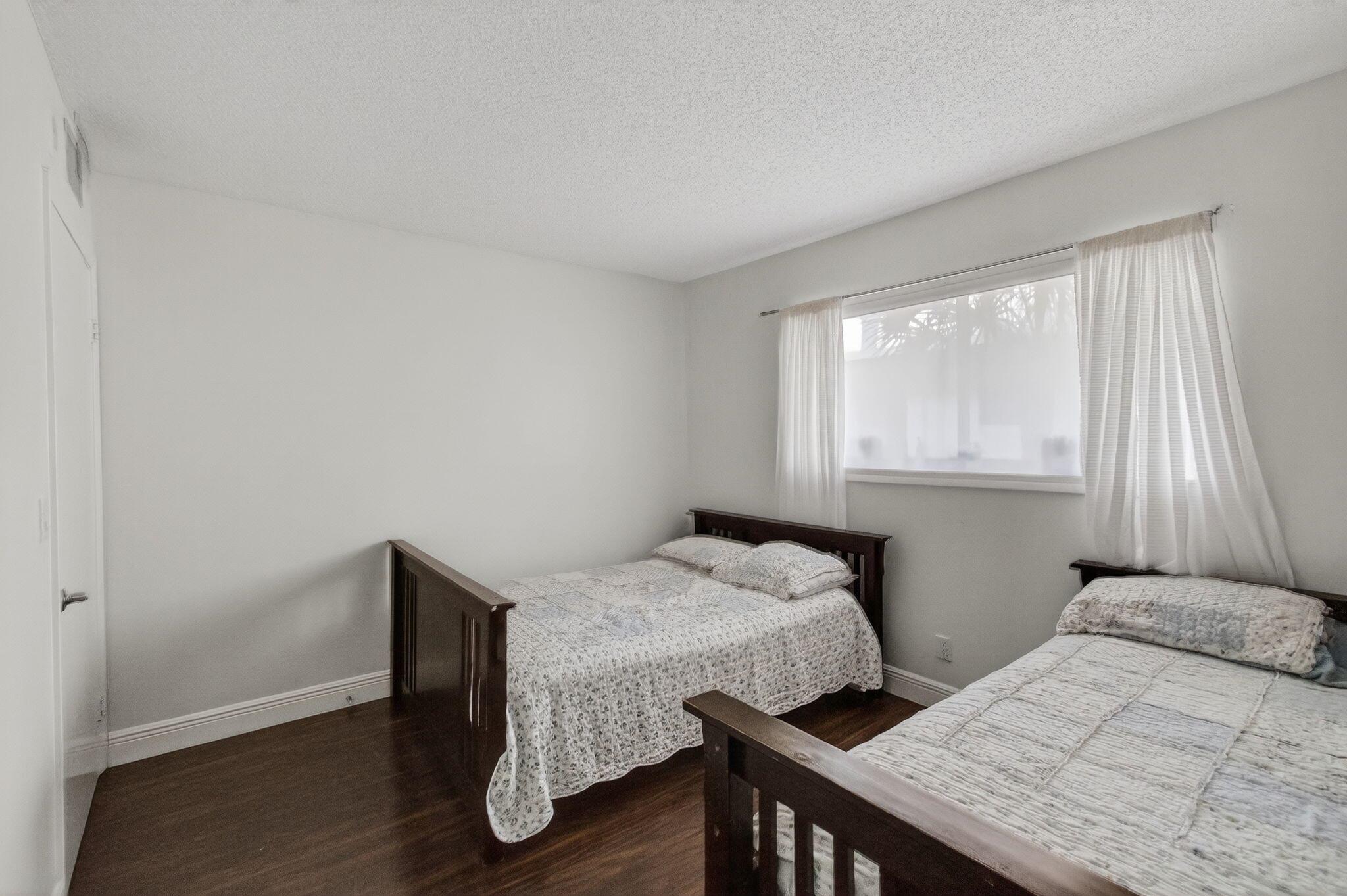 LAS VERDES - Residential Lease