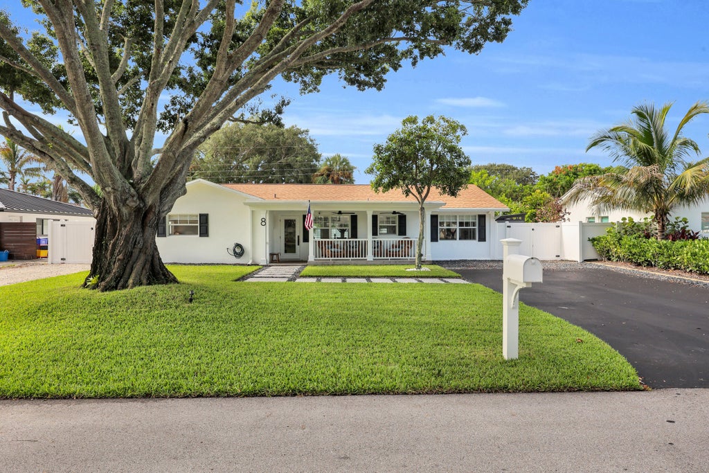 Photo of 8 WINDSOR Road W, Jupiter, FL 33469 (MLS # B26068543)