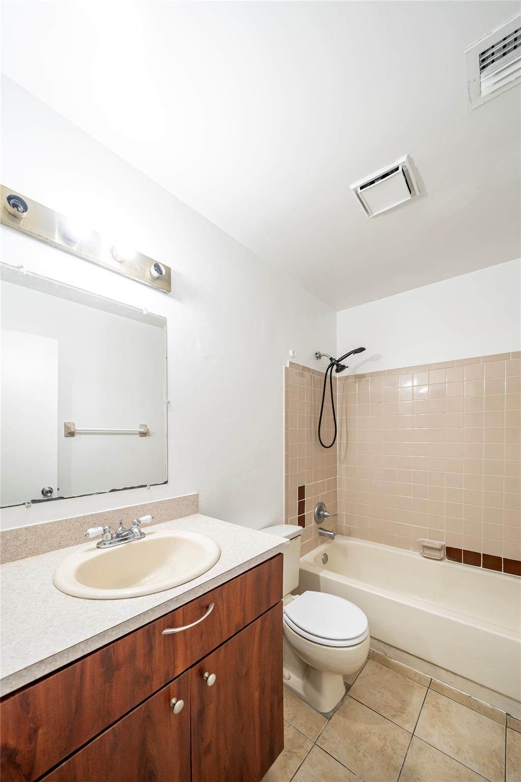 Woodscape Twnhms Condo - Residential Lease