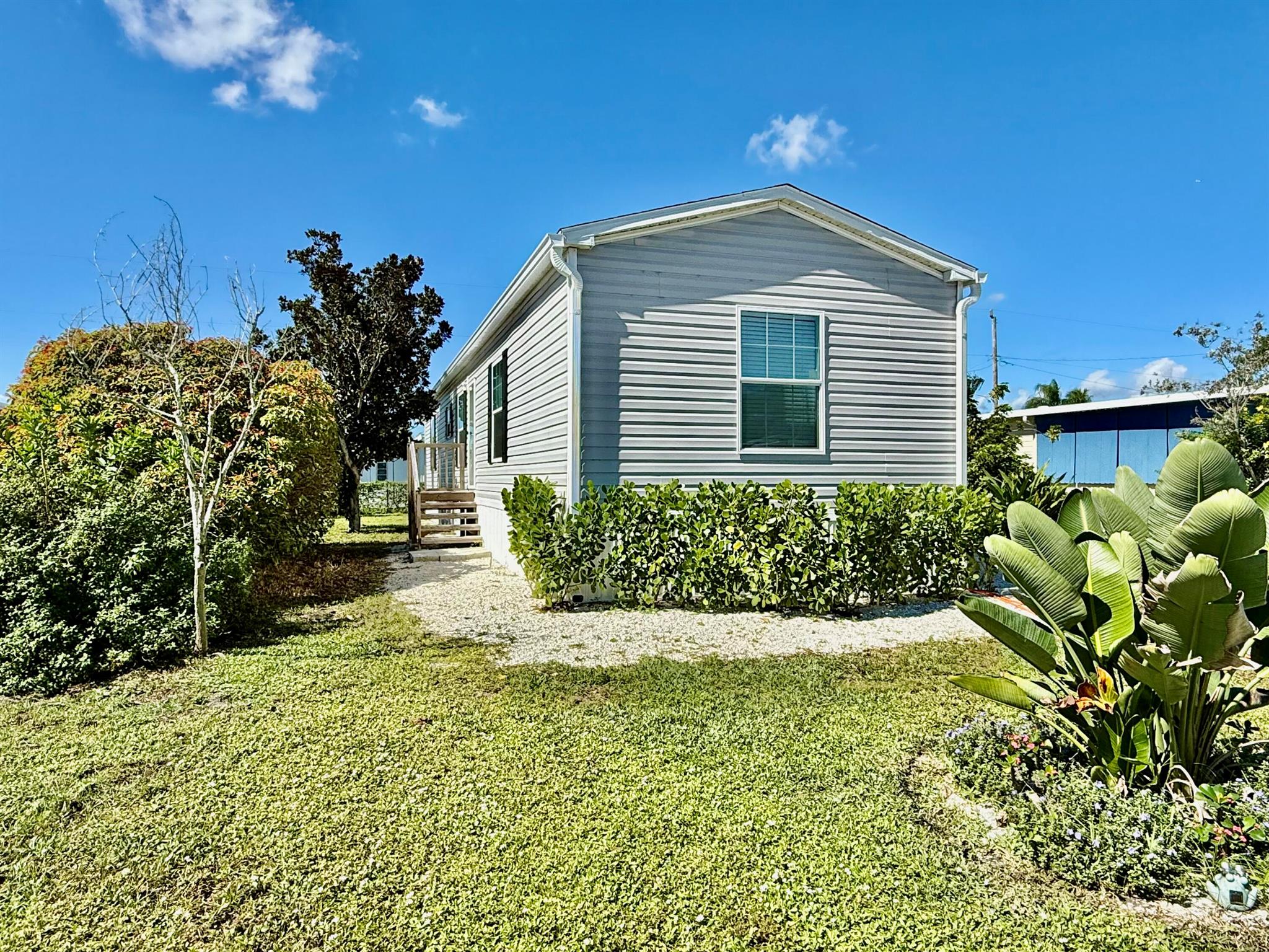 Available by the day, week or month! Hobe Sound 3/2 furnished turnkey and ready for your arrival! Great place for the winter getaway! Only 7 minutes to the beach!