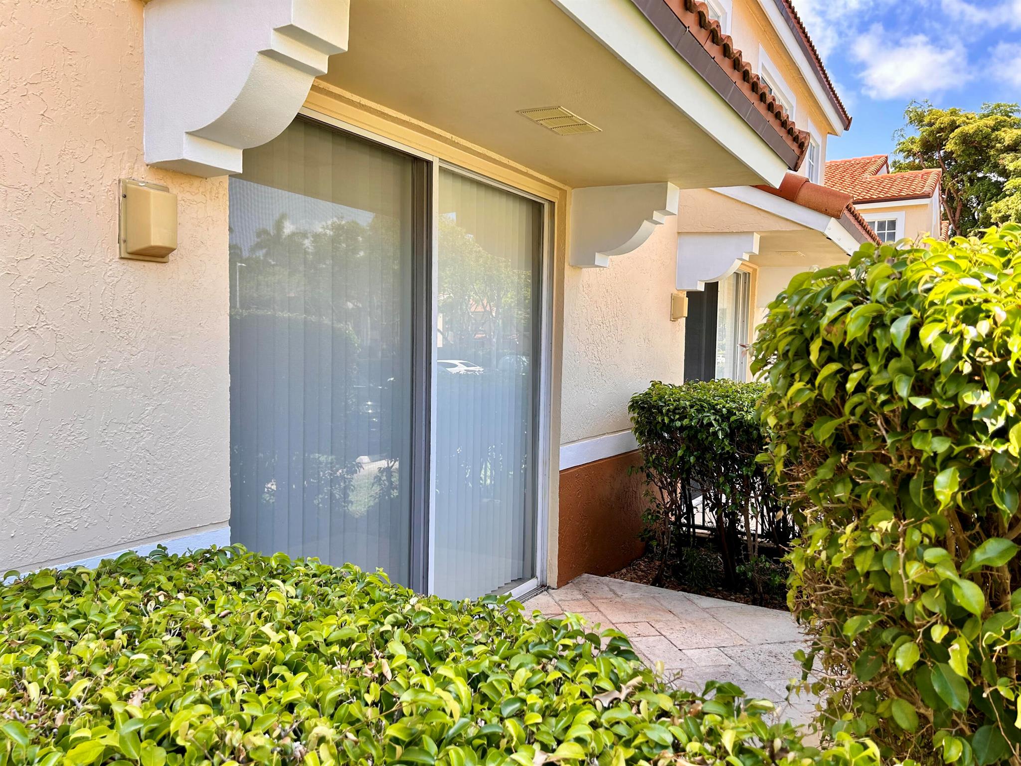 YACHT CLUB ON THE INTRACO - Residential Lease