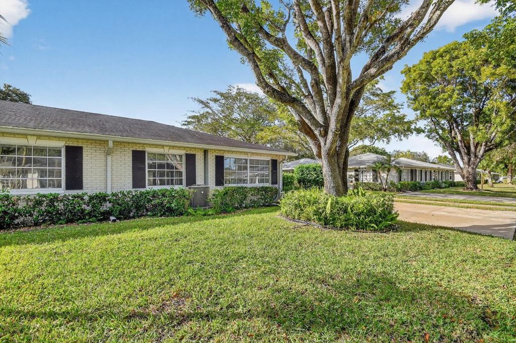 Photo of 10137 S 42nd Avenue S, Boynton Beach, FL 33436 (MLS # R11157731)