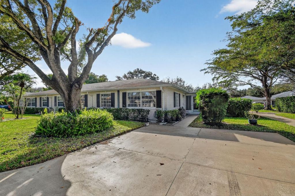 Photo of 10137 S 42nd Avenue S, Boynton Beach, FL 33436 (MLS # R11157731)