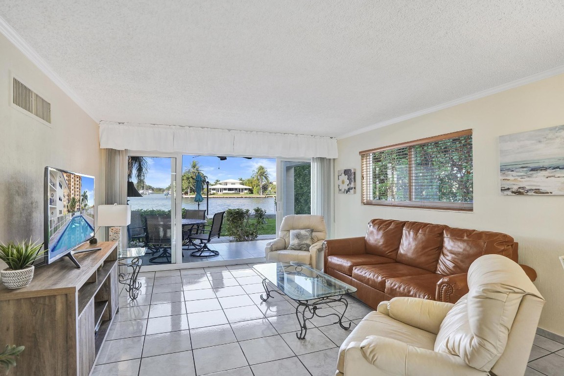 505 N Riverside Drive 7