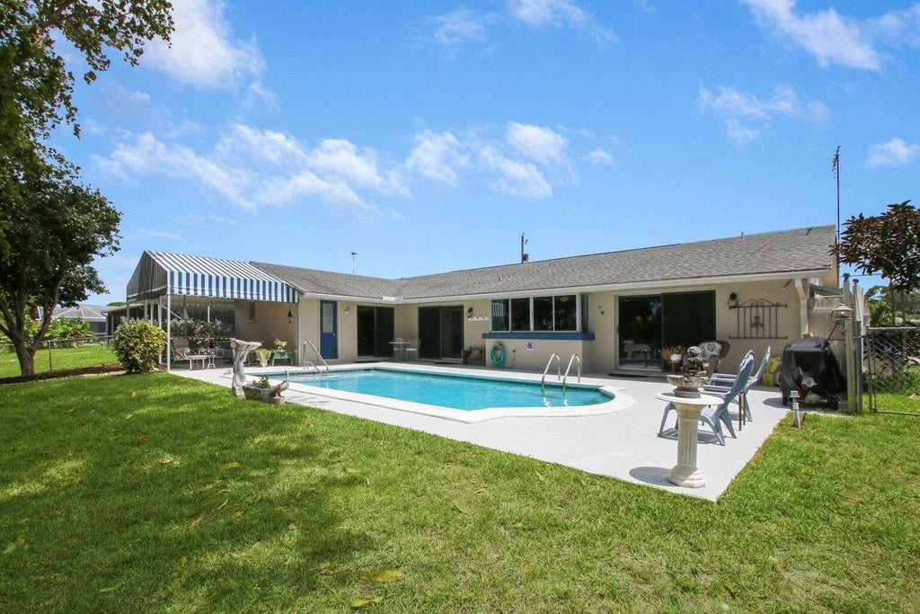 Photo of 1210 SW 26th Avenue, Boynton Beach, FL 33426 (MLS # B26084313)