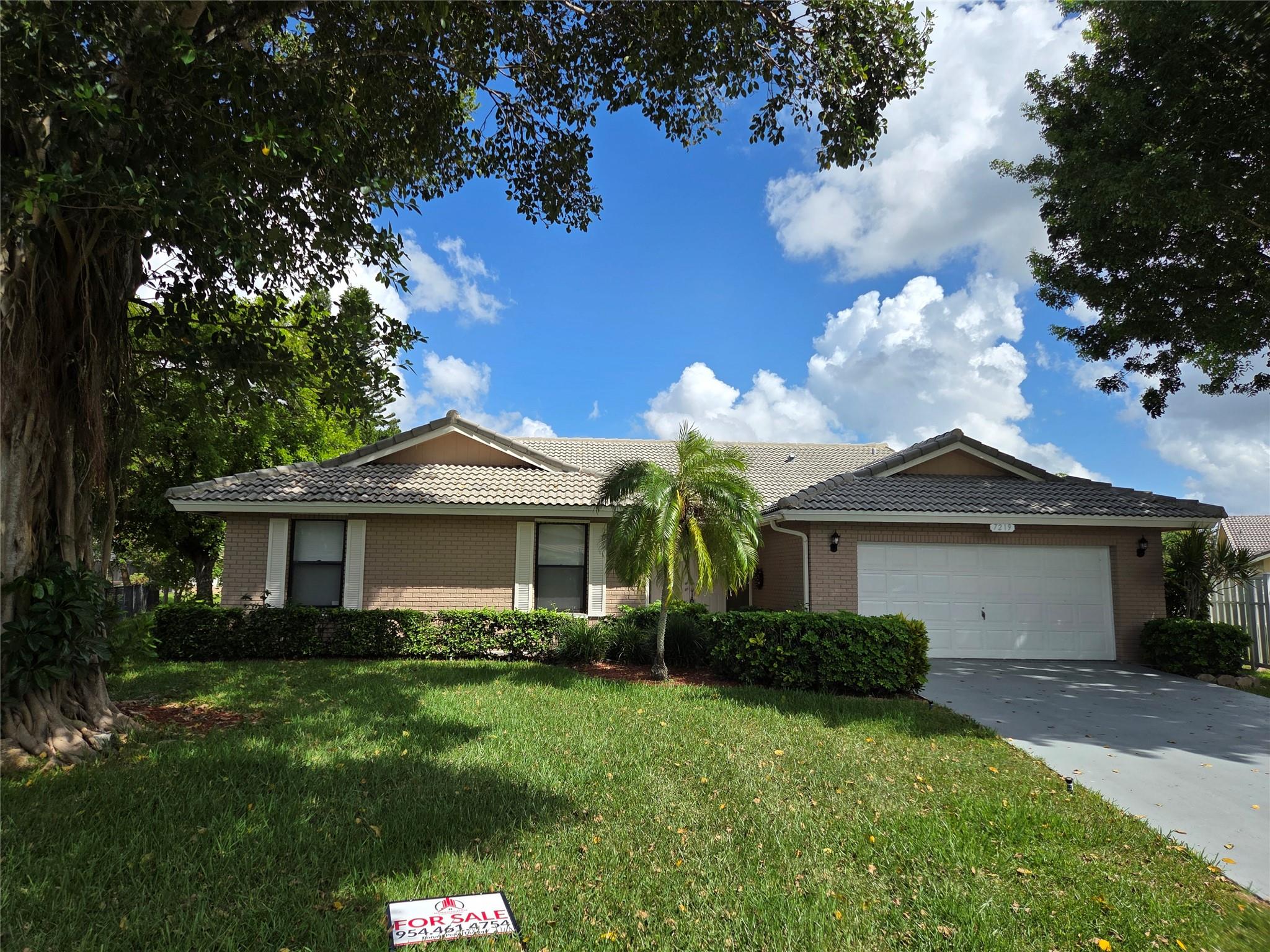 BEAUTIFUL 4 BEDROOMS, 2 1/2 BATHROOMS PRIVATE POOL HOME, SITTING ON A LARGE CORMER LOT WITH LAKEVIEW. THE PROPERTY IS COMPLETELY REMODLED AND READY TO MOVE IN. ALL AGES.