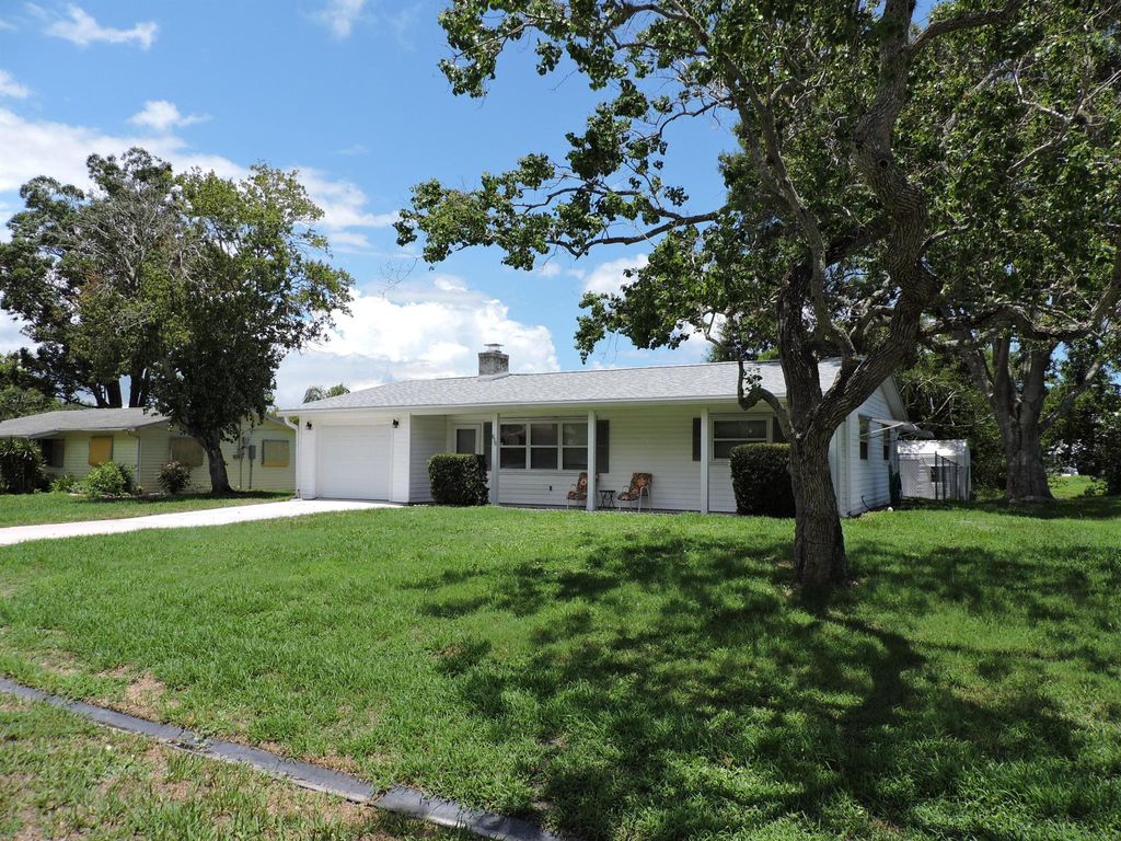 Photo of 838 Oswego Avenue, Sebastian, FL 32958 (MLS # R11084131)