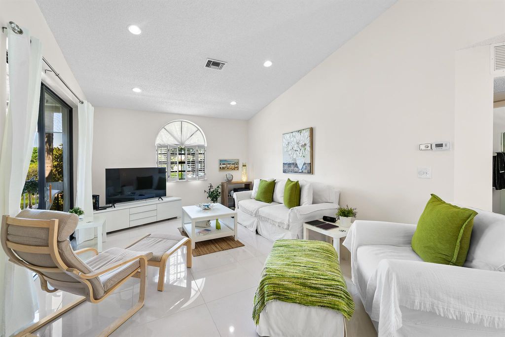 Photo of 5415 Verona Drive #O, Boynton Beach, FL 33437 (MLS # R11145948)