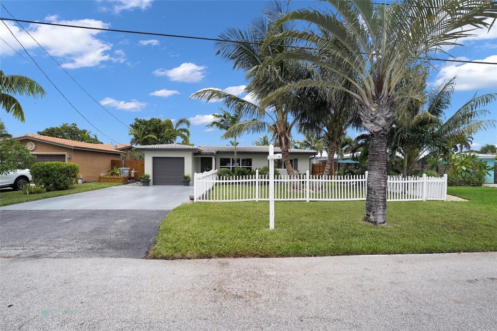 Photo of 2277 SE 15 Street, Pompano Beach, FL 33062 (MLS # F10449405)