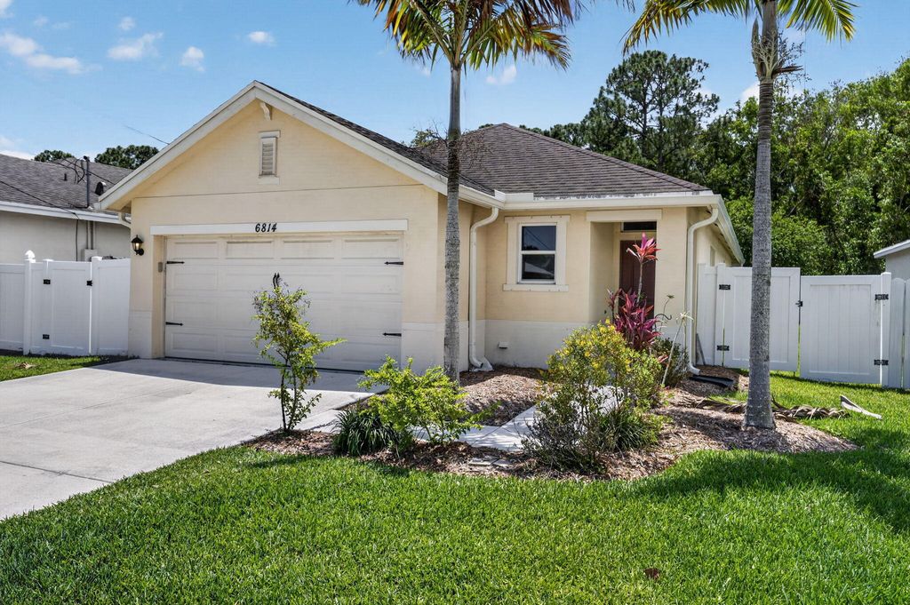 Photo of 6814 Mitchell Street, Jupiter, FL 33458 (MLS # B26018404)