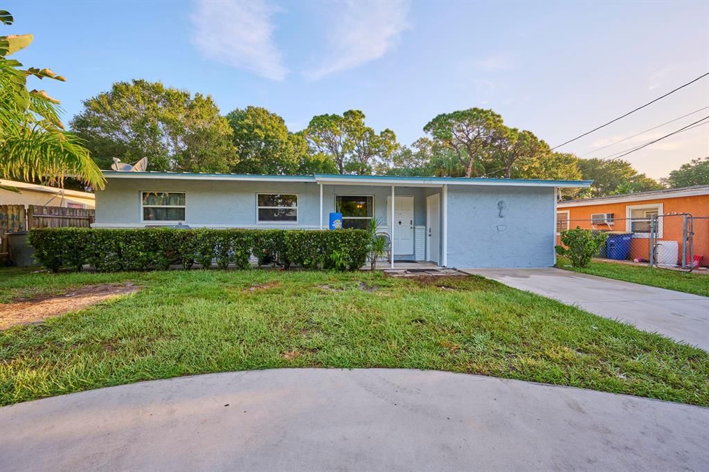 Photo of 806 Howie Drive Dr, Fort Pierce, FL 34982 (MLS # R10824992)