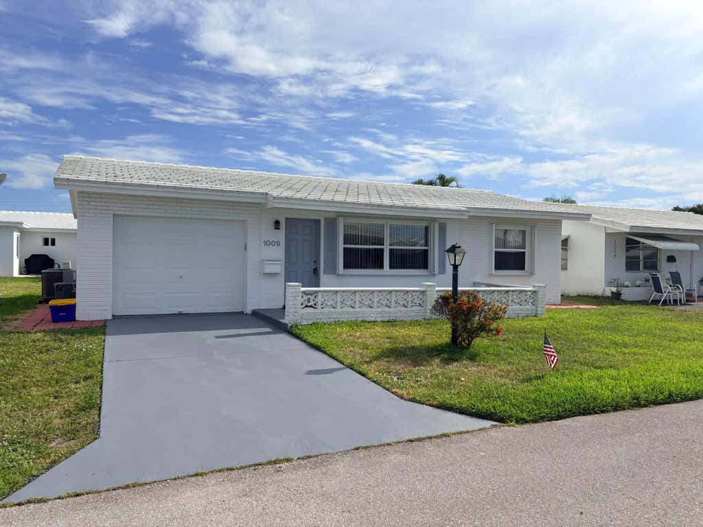 Photo of 1009 SW 3rd Way, Boynton Beach, FL 33426 (MLS # B26040667)