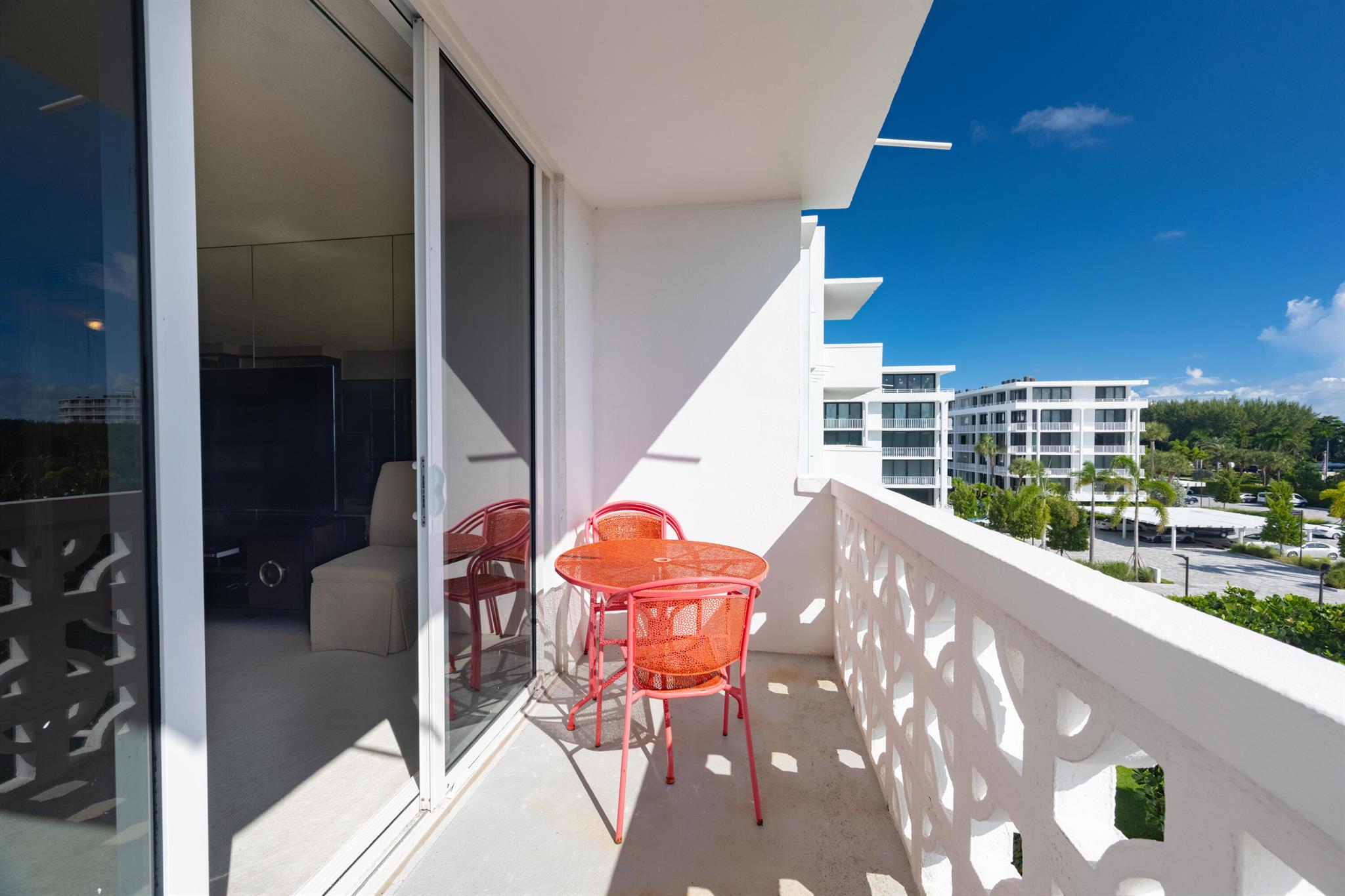 ROYAL SAXON INC - Residential Lease
