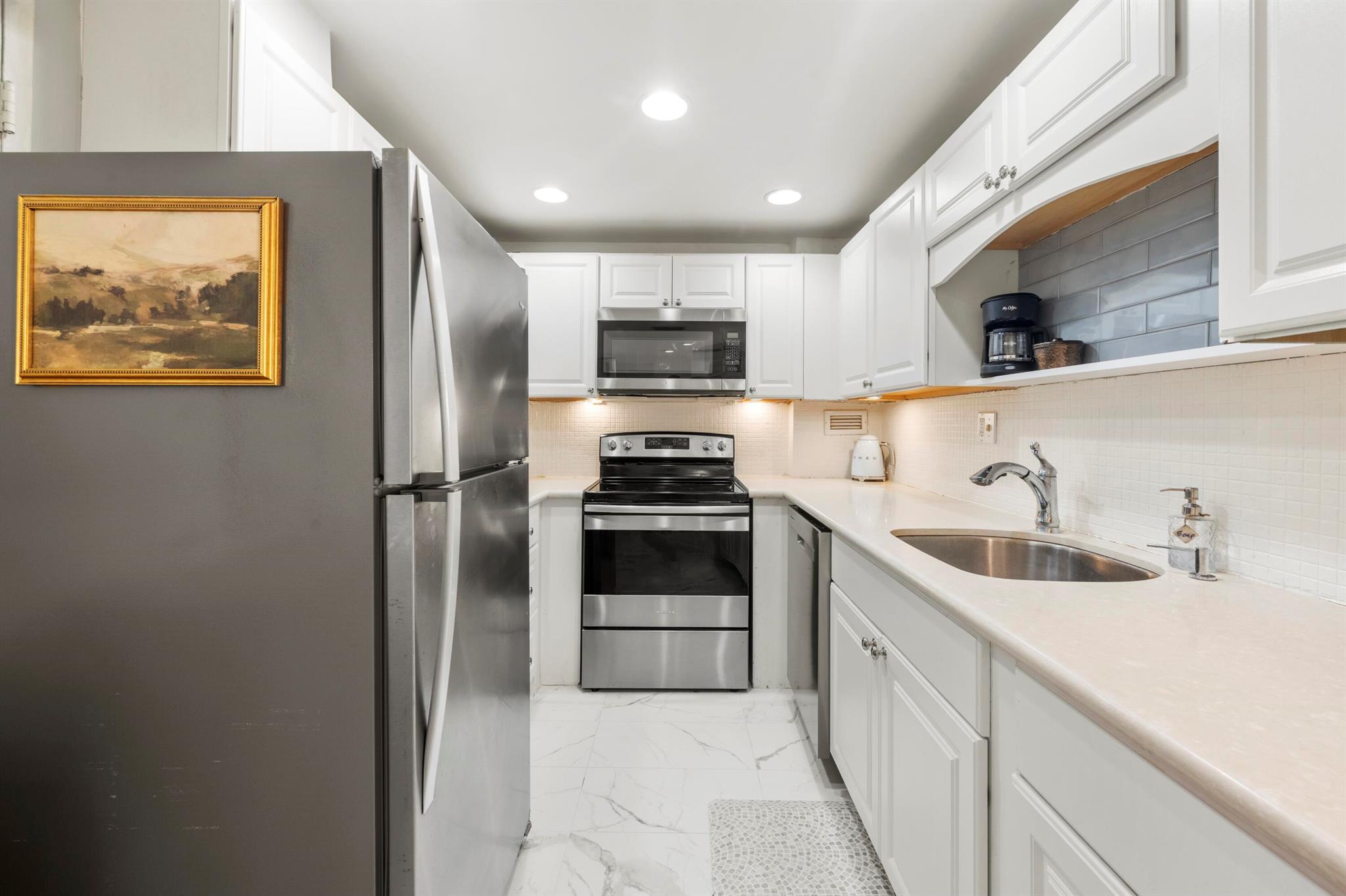 ROYAL SAXON INC - Residential Lease