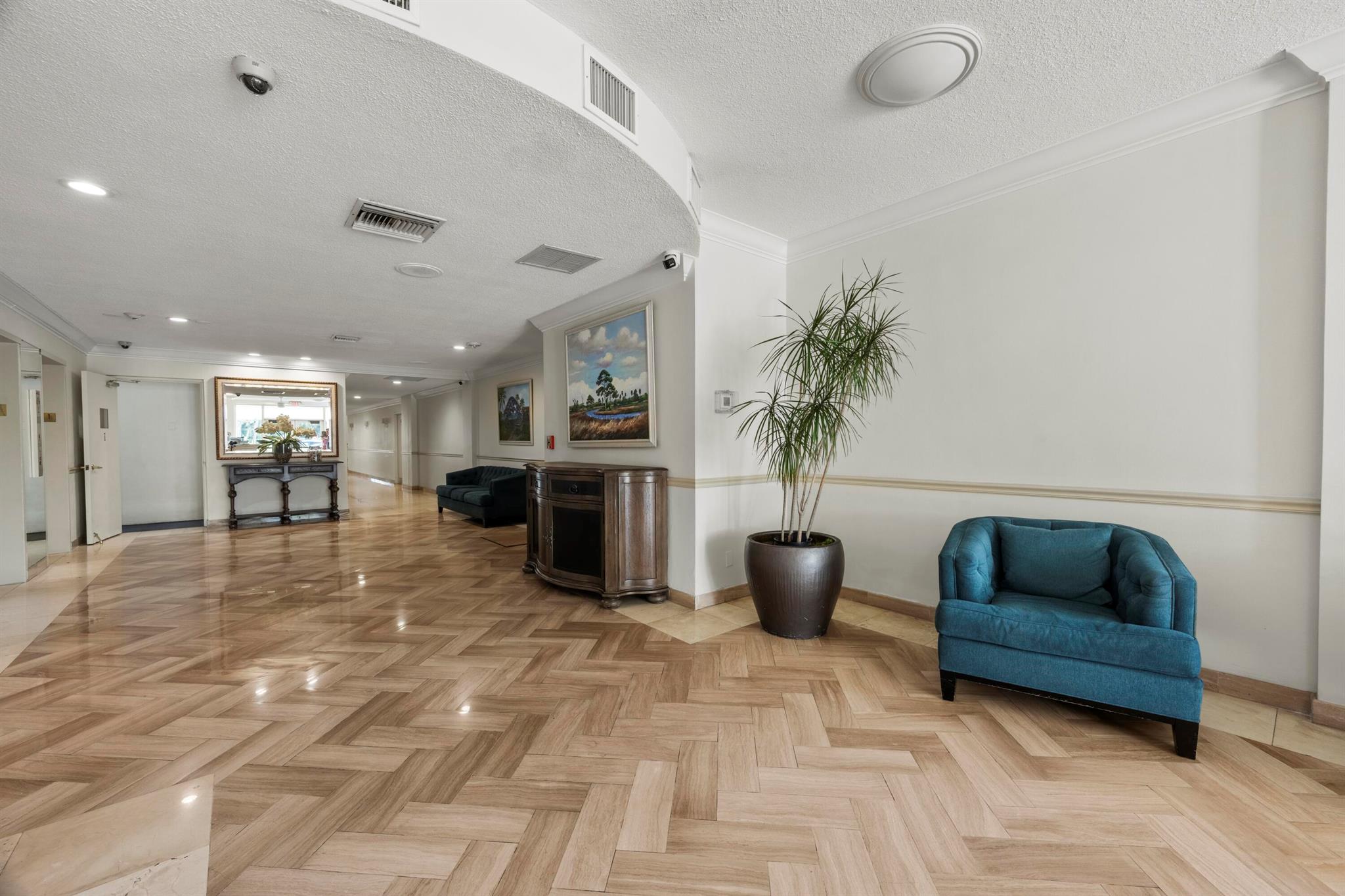 ROYAL SAXON INC - Residential Lease
