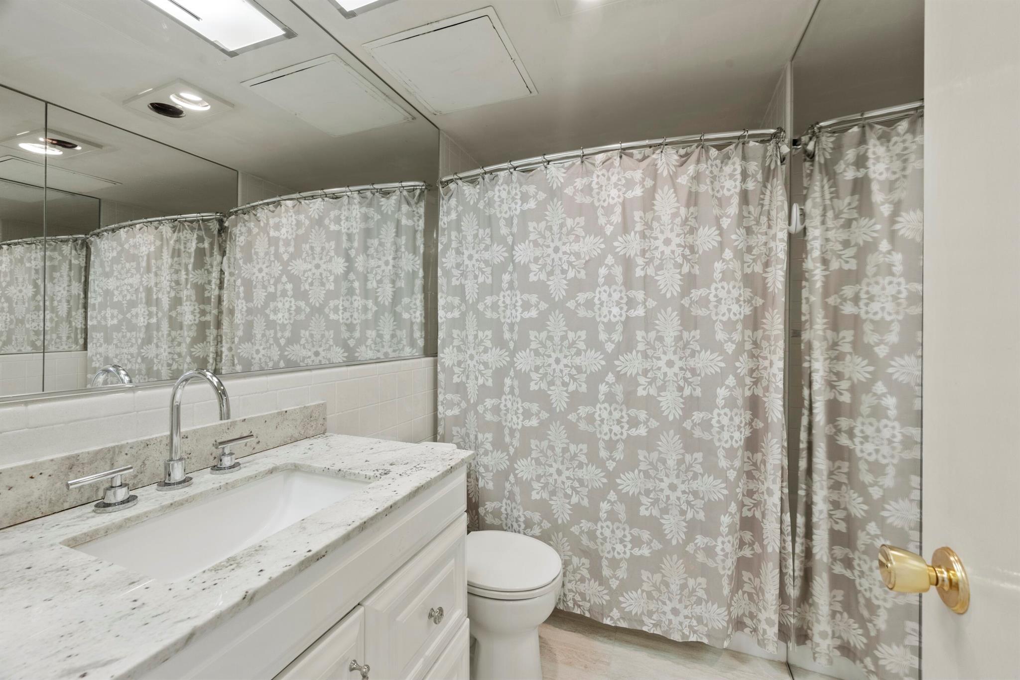 ROYAL SAXON INC - Residential Lease
