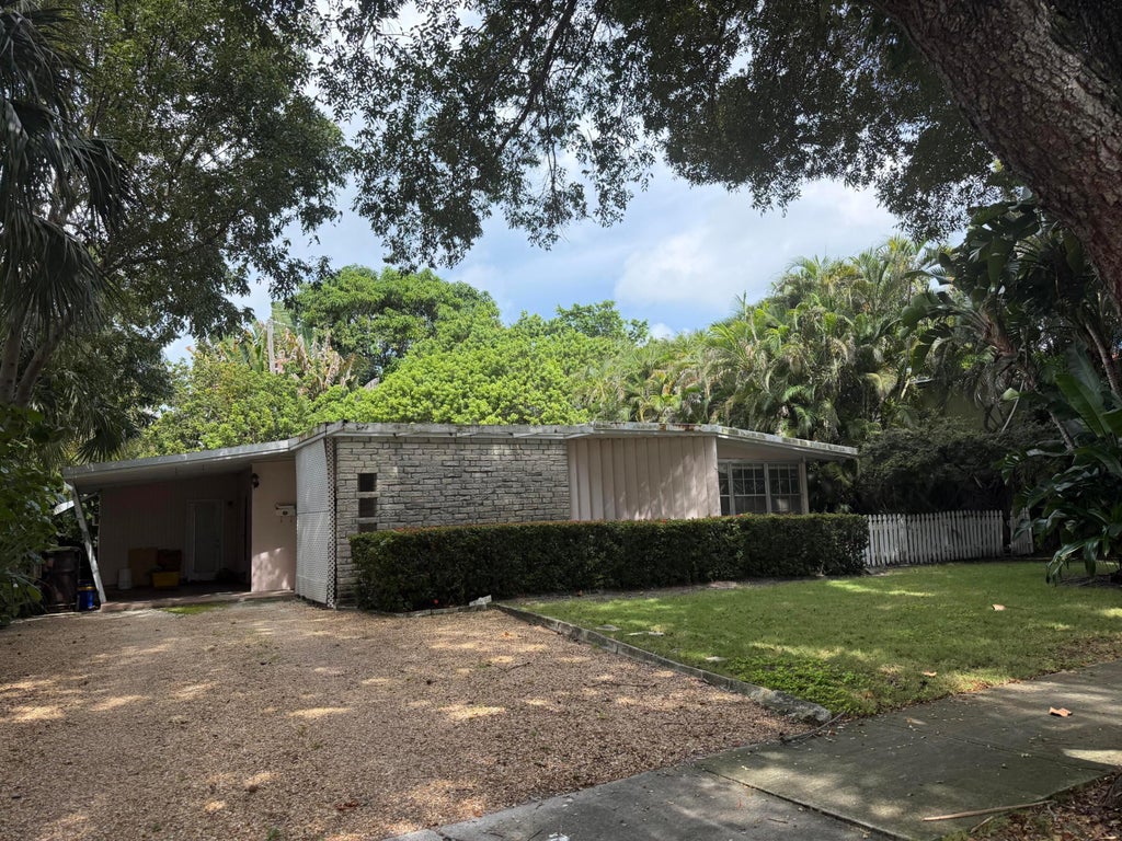 Photo of 253 DESOTA Road, West Palm Beach, FL 33405 (MLS # B26088949)