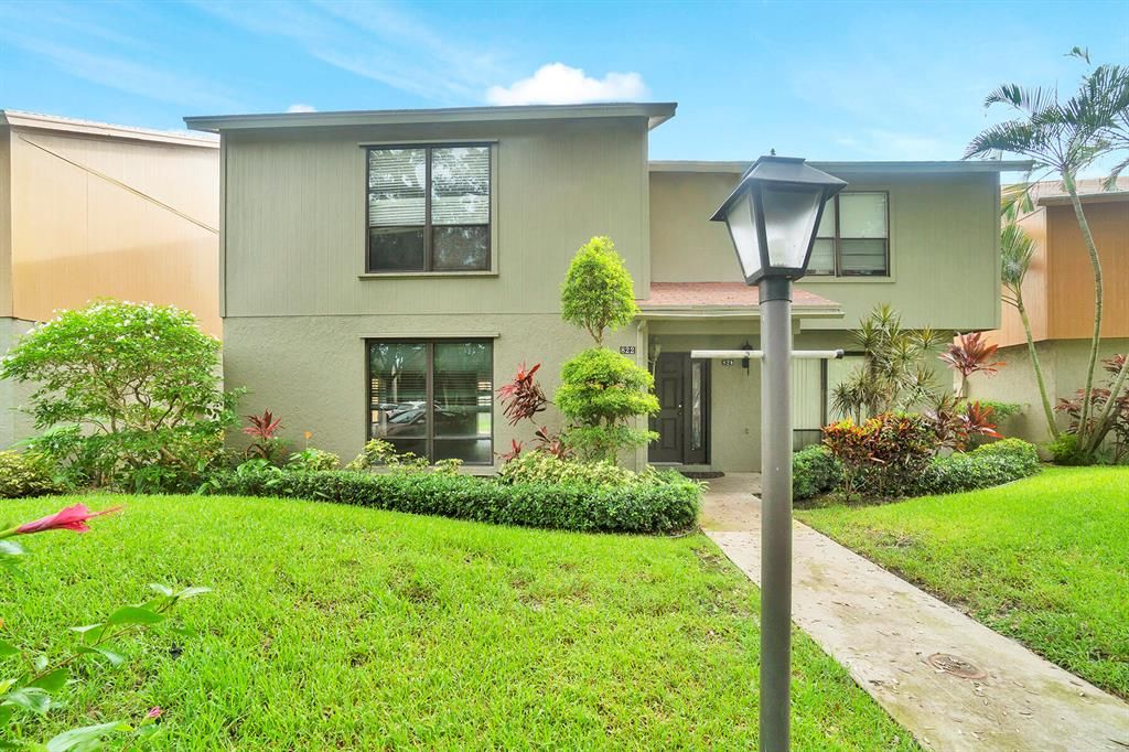 Photo of 822 Sandtree Drive, Palm Beach Gardens, FL 33403 (MLS # R10729765)