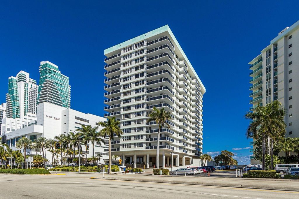 Photo of 3725 Ocean Drive #PH6, Hollywood, FL 33019 (MLS # F10556841)