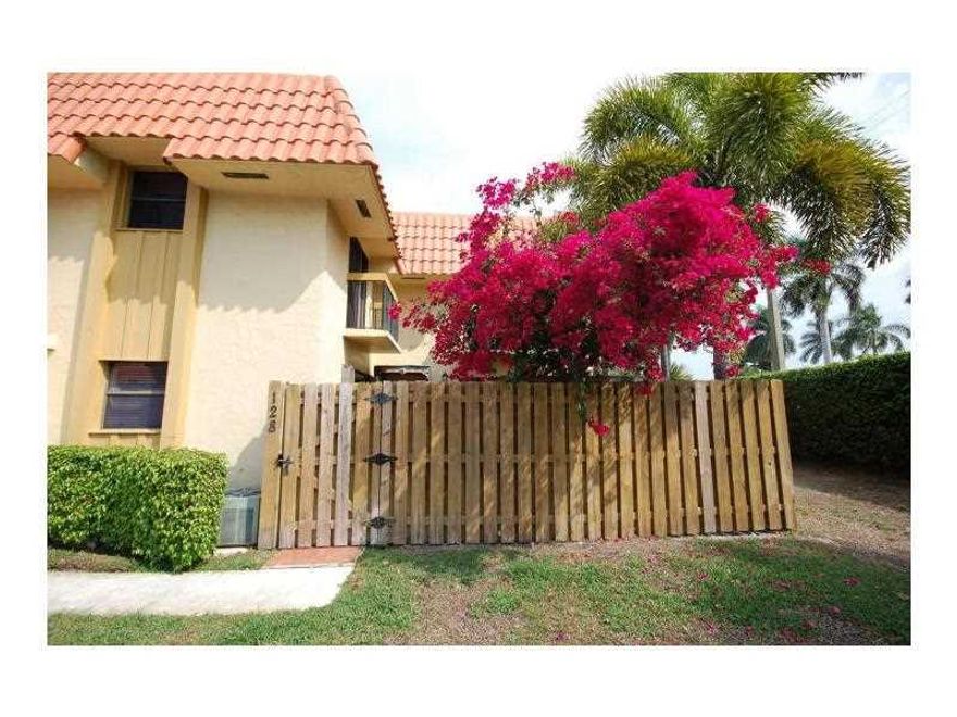 2/2 East Boca. Large Bedrooms. Private Court yards